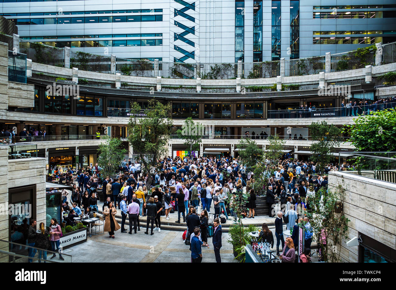 UBS Broadgate Circle e UBS UK HQ nella City di Londra - nel 2016 sono stati inaugurati i nuovi uffici UBS, progettati da MAKE architetti Ken Shuttleworth Foto Stock