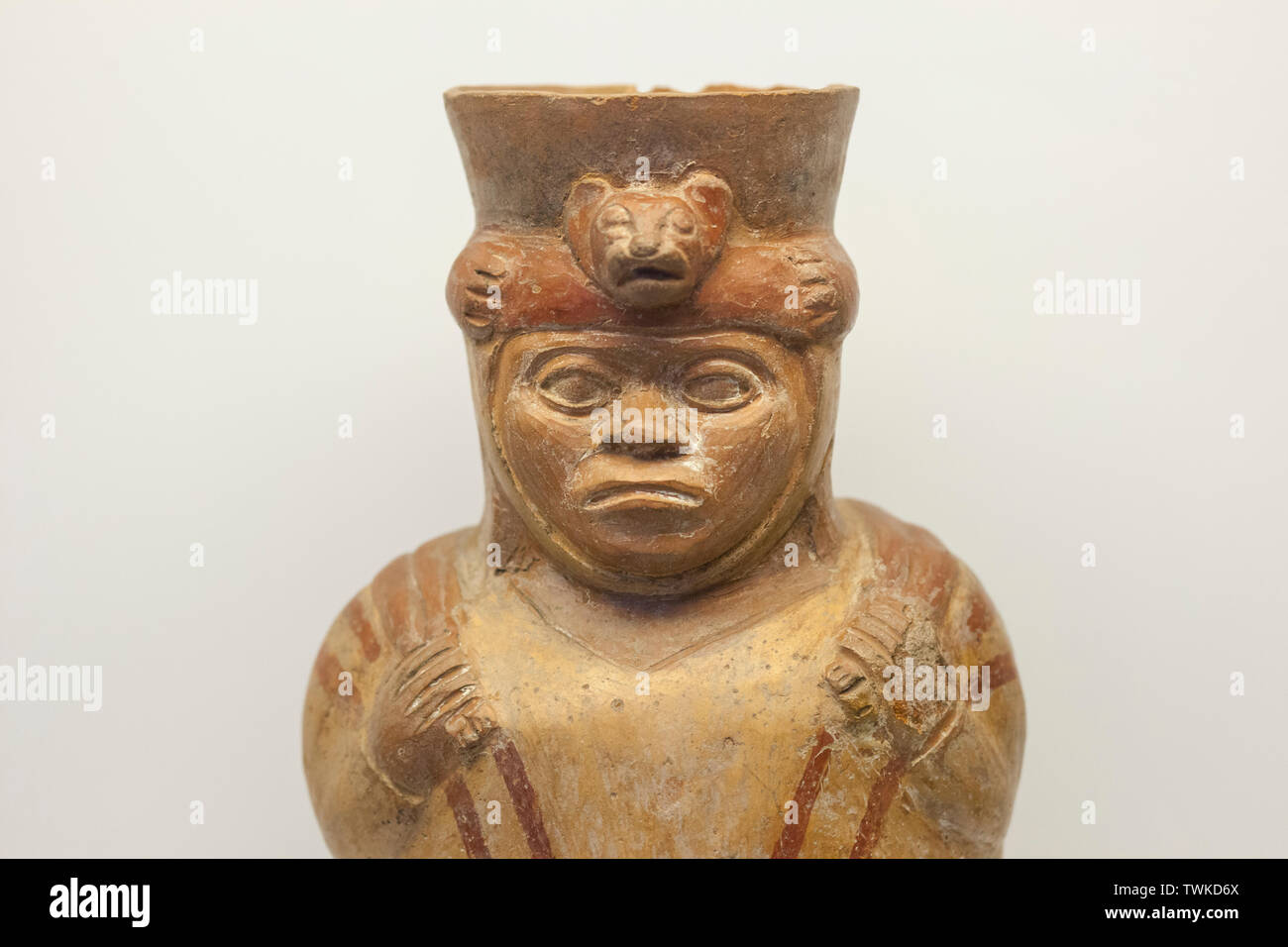 Madrid, Spagna - Settembre 8th, 2018: Mochica vaso raffigurante un cacciatore o huaco. Museo delle Americhe, Madrid, Spagna Foto Stock