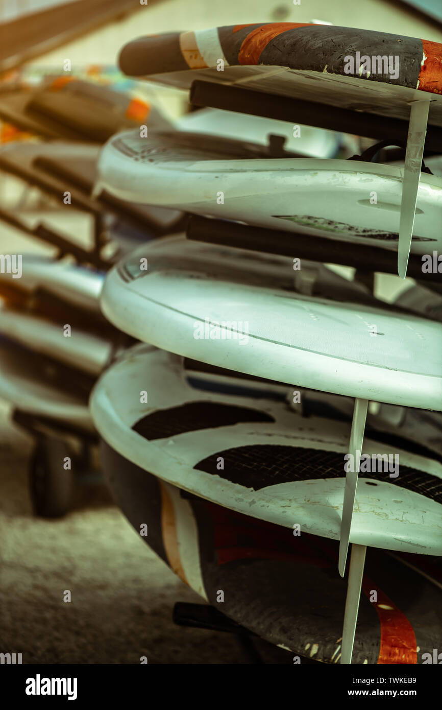 Outdoor stand mobile con surf surf e windsurf per principianti e professionale nella scuola Foto Stock