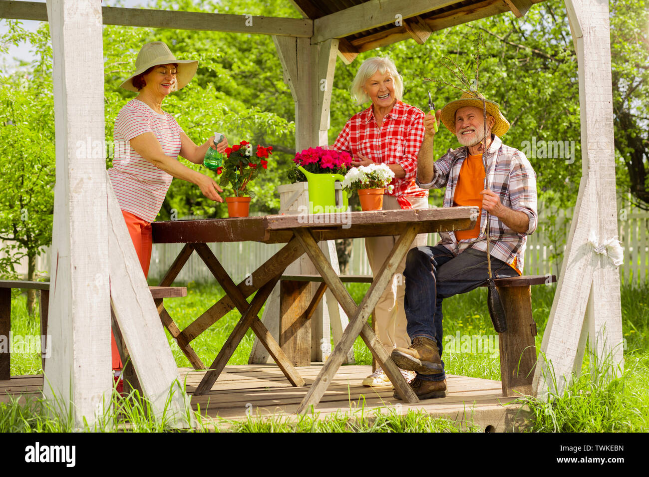 Giorno di spesa al di fuori. Pensionati di buona guardando l uomo e la donna il giorno di spesa al di fuori di prendersi cura dei fiori Foto Stock