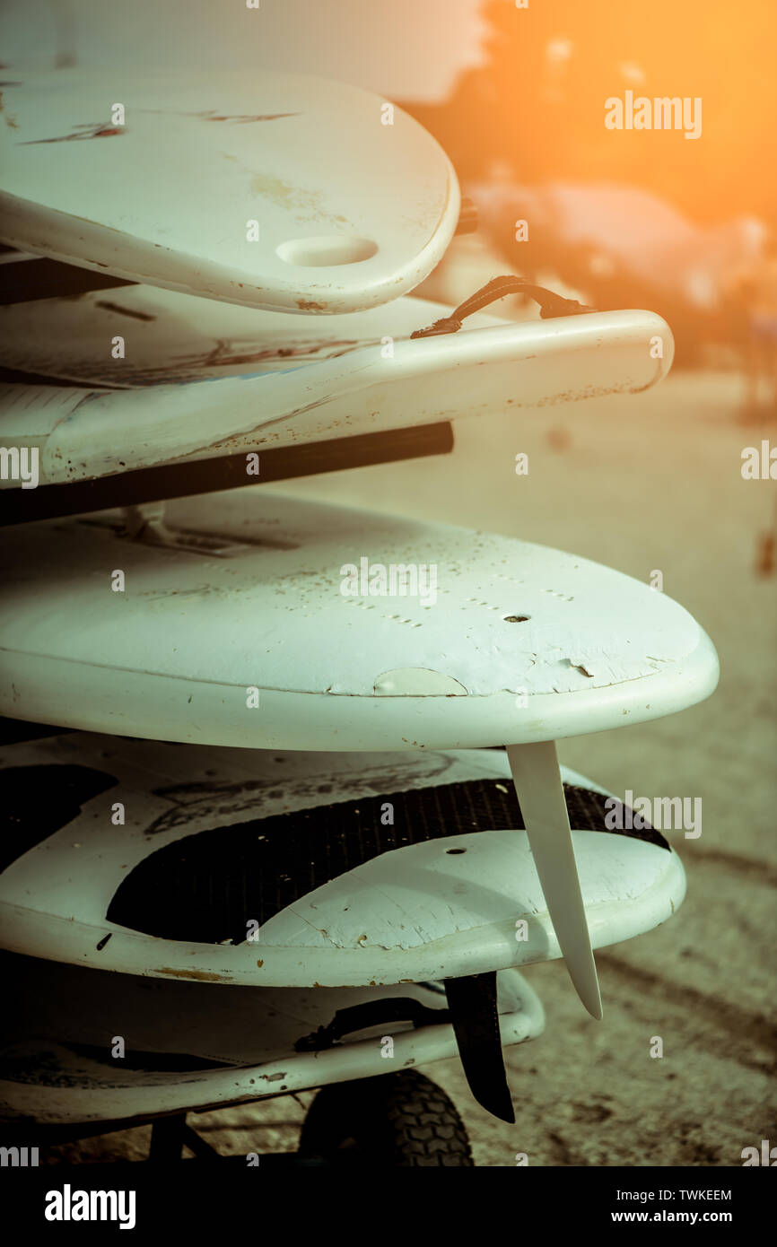 Outdoor stand mobile con surf surf e windsurf per principianti e professionale nella scuola Foto Stock