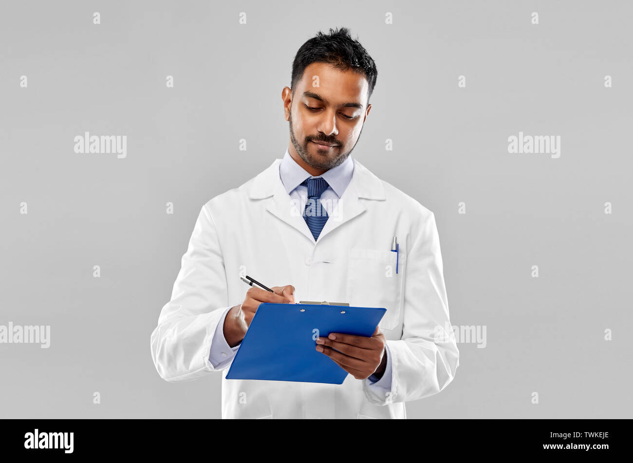 Maschio indiano medico o scienziato con clipboard Foto Stock