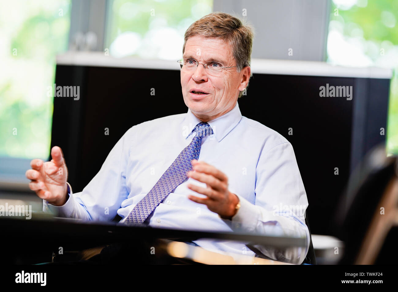 17 giugno 2019, Renania-Palatinato, Ludwigshafen: Hans-Ulrich Engel, Vice Presidente e Chief Financial Officer di BASF SE, gesti durante un'intervista. L escalation del conflitto commerciale fra gli Stati Uniti e la Cina è anche lasciando il suo marchio sulla Ludwigshafen-base del gruppo chimico BASF. "Nel complesso siamo più in acque difficili di quanto ci aspettassimo in febbraio,' ha detto il CFO Hans-Ulrich Engel in un'intervista con DPA-AFX e DPA. Foto: Uwe Anspach/dpa Foto Stock