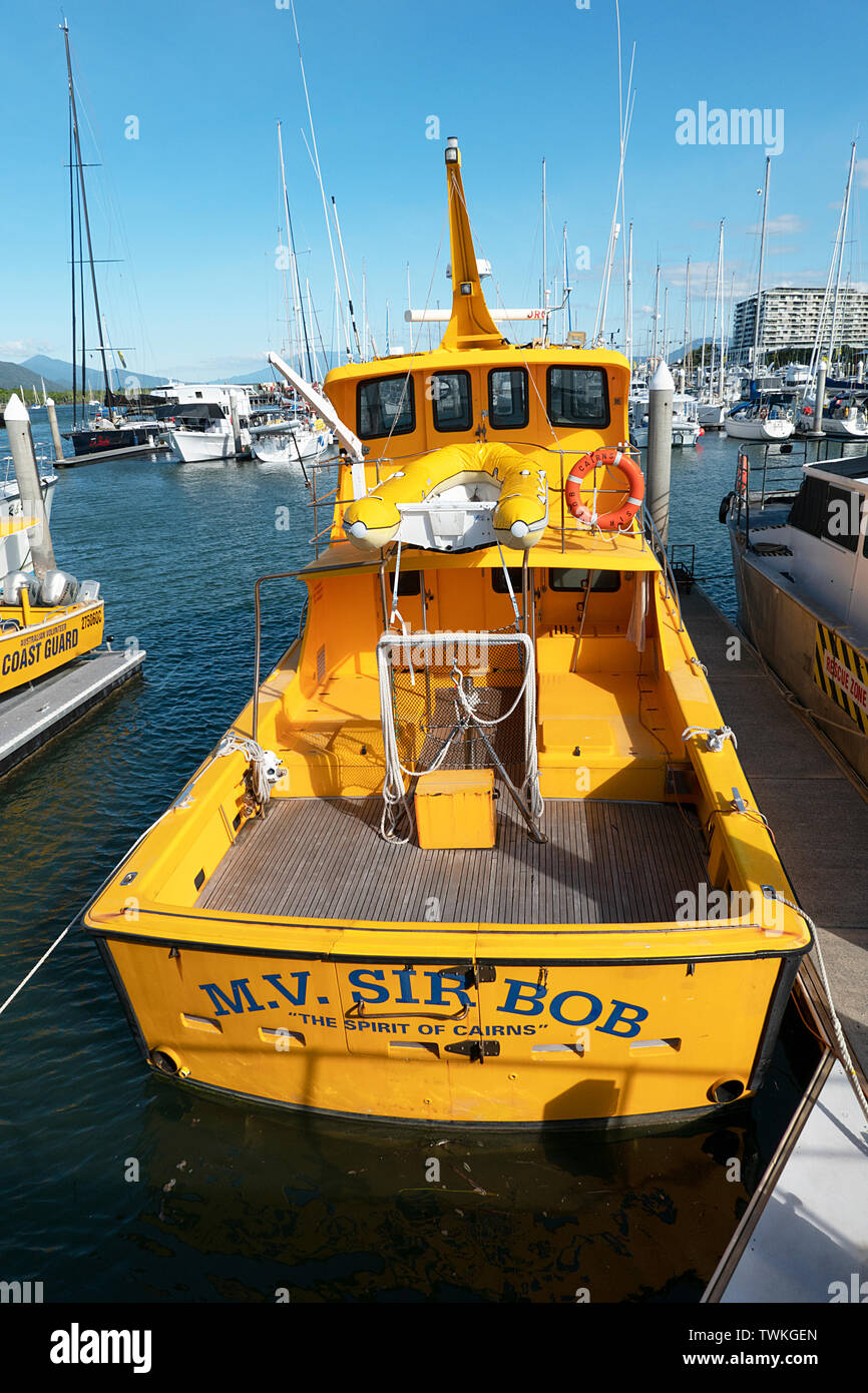 Le guardie costiere yellow boat, LINEE M.T. Sir Bob, lo spirito di Cairns Cairns Marina, estremo Nord Queensland, FNQ, QLD, Australia Foto Stock