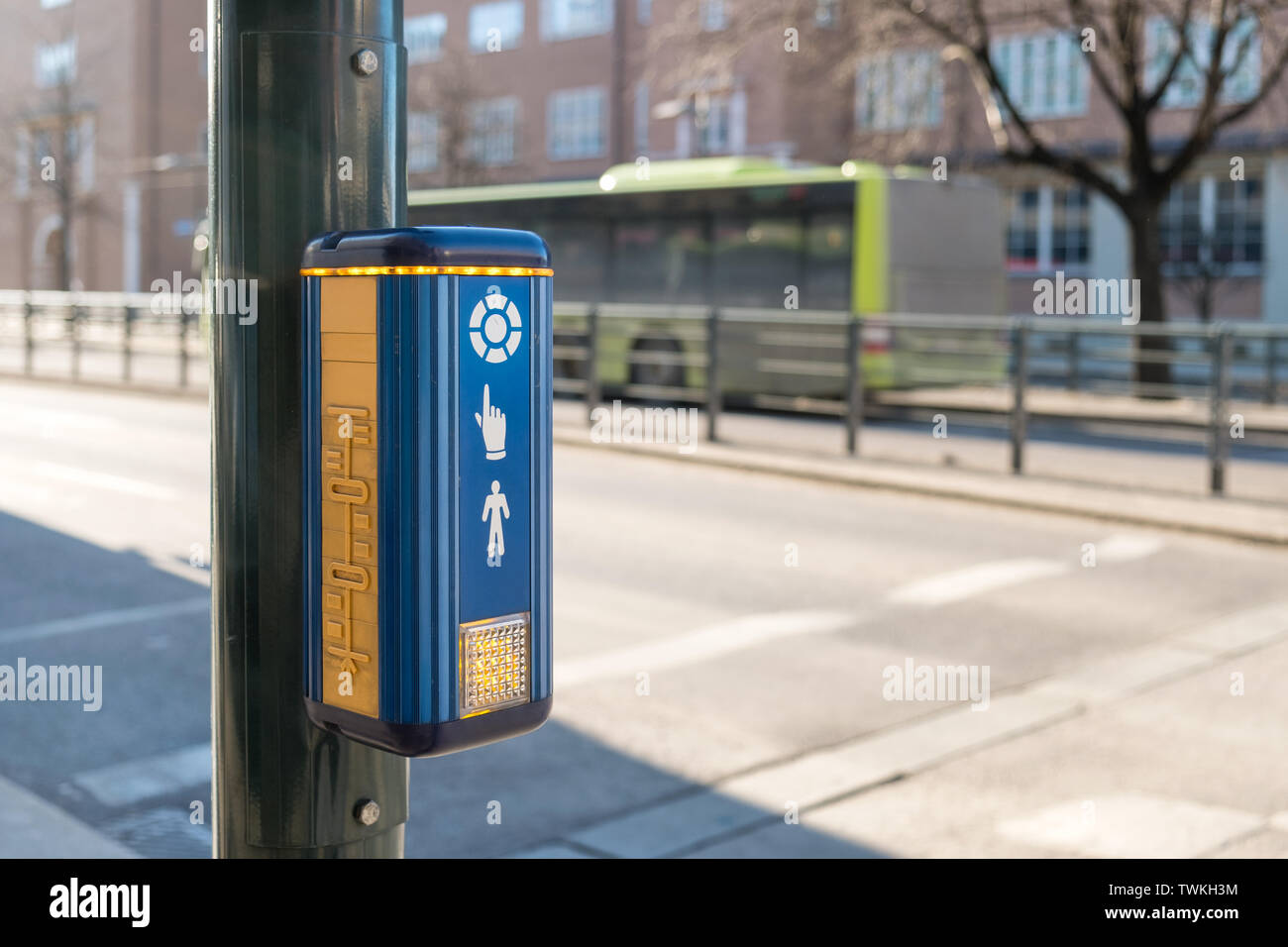 Pulsante icona di smettere di attraversamento su strada. Tecnologia per la comodità e la sicurezza di persone nel paese Foto Stock