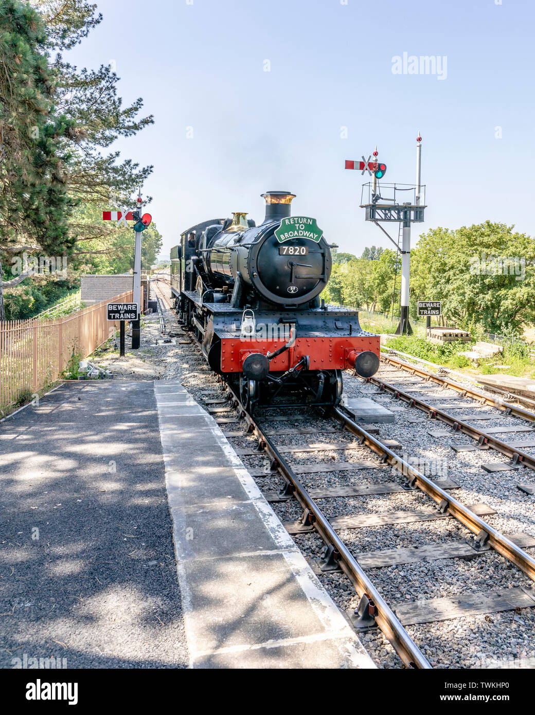 Gloucestershire Warwickshire patrimonio linea di vapore. Un restaurato recentemente steam loco entra nella stazione ristrutturata a Broadway Foto Stock