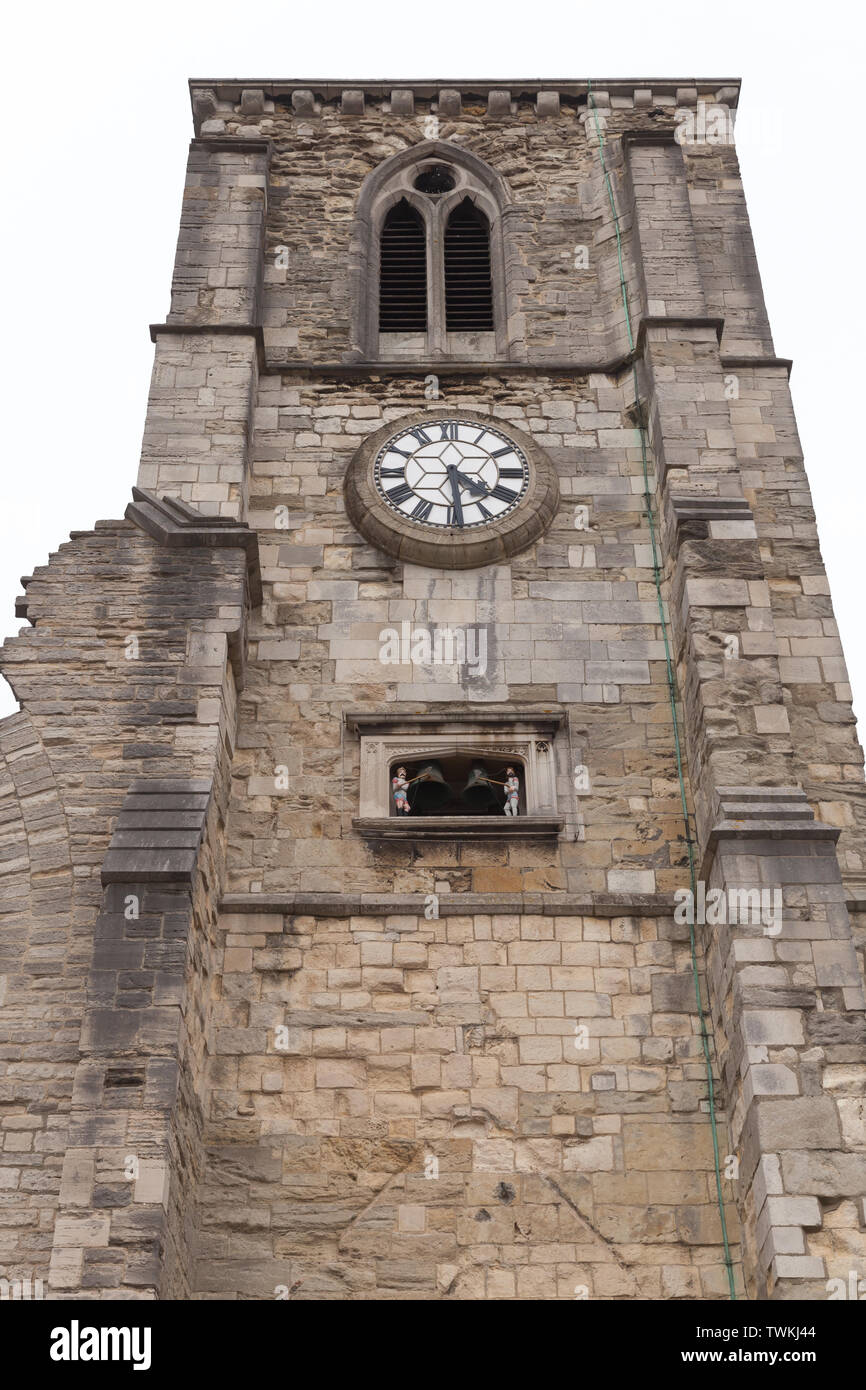 Il campanile della chiesa di Holyrood è stato uno dei primi cinque chiese che serve il vecchio della città murata di Southampton, Inghilterra. Costruito nel 1320, la chiesa Foto Stock