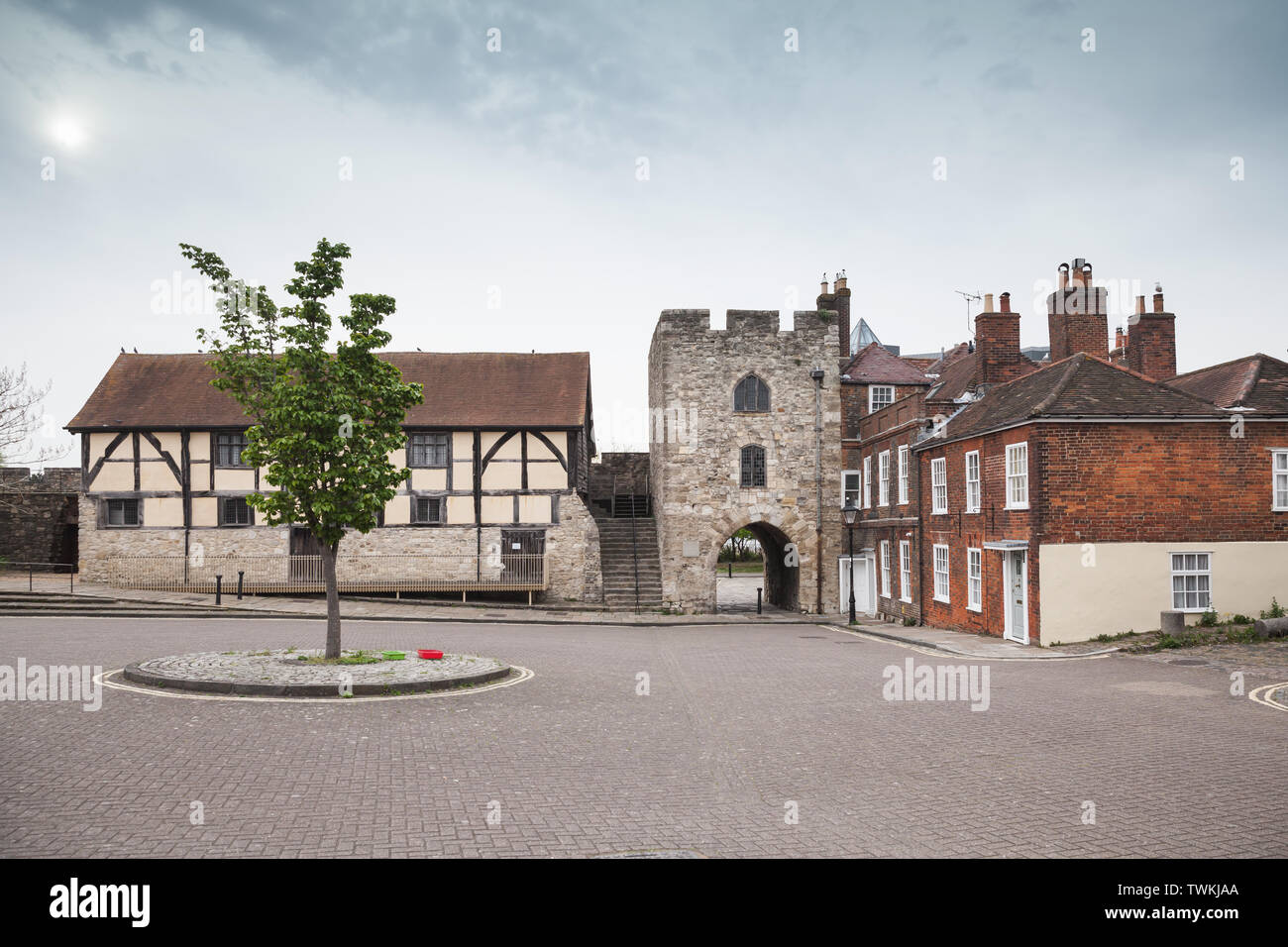 Southampton street view con la vecchia torre in pietra e abitazioni, Regno Unito Foto Stock