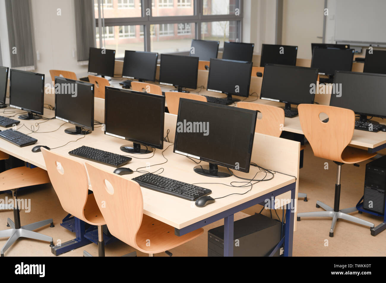 Sala Computer per gli alunni e per gli studenti di una scuola di computer lab, messa a fuoco selezionata Foto Stock