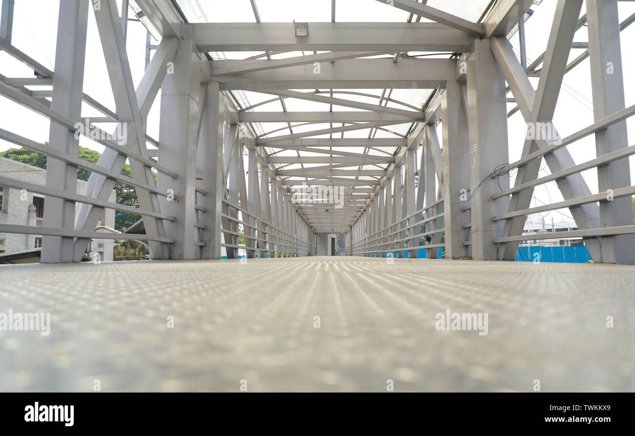 Basso angolo di vista del cavalcavia di acciaio via di passaggio o ponte di Bengaluru, India. Foto Stock