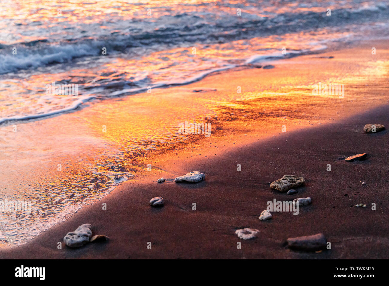 Panorami della spiaggia e dell'oceano all'alba. Amed, Karangasem Regency, Bali, Indonesia. Foto Stock