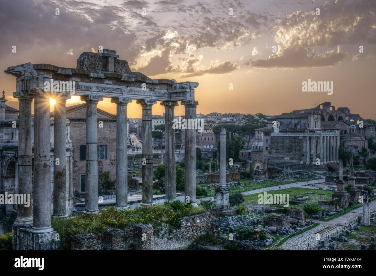 Roma. Vista dei Fori Imperiali con il sorgere del sole tra le antiche colonne. Foto Stock