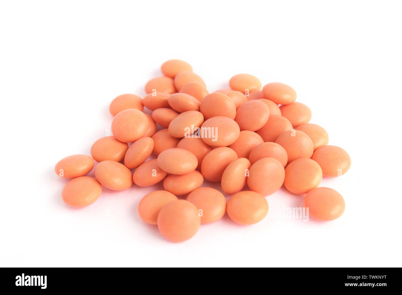 Le compresse di colore arancione su sfondo bianco. Epidemia, antidolorifici,  healthcare, trattamento pillole e abuso di droga concetto. vista dall'alto.  flatlay Foto stock - Alamy