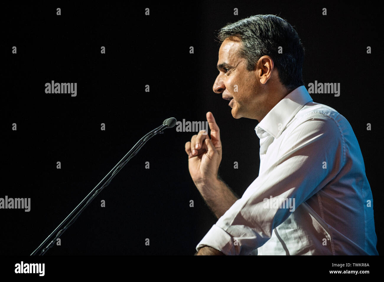 Atene, Grecia. Il 21 giugno, 2019. Kyriakos Mitsotakis, leader del partito conservatore "Nuova democrazia", parla ai suoi sostenitori durante un rally. Credito: Angelos Tzortzinis/dpa/Alamy Live News Foto Stock