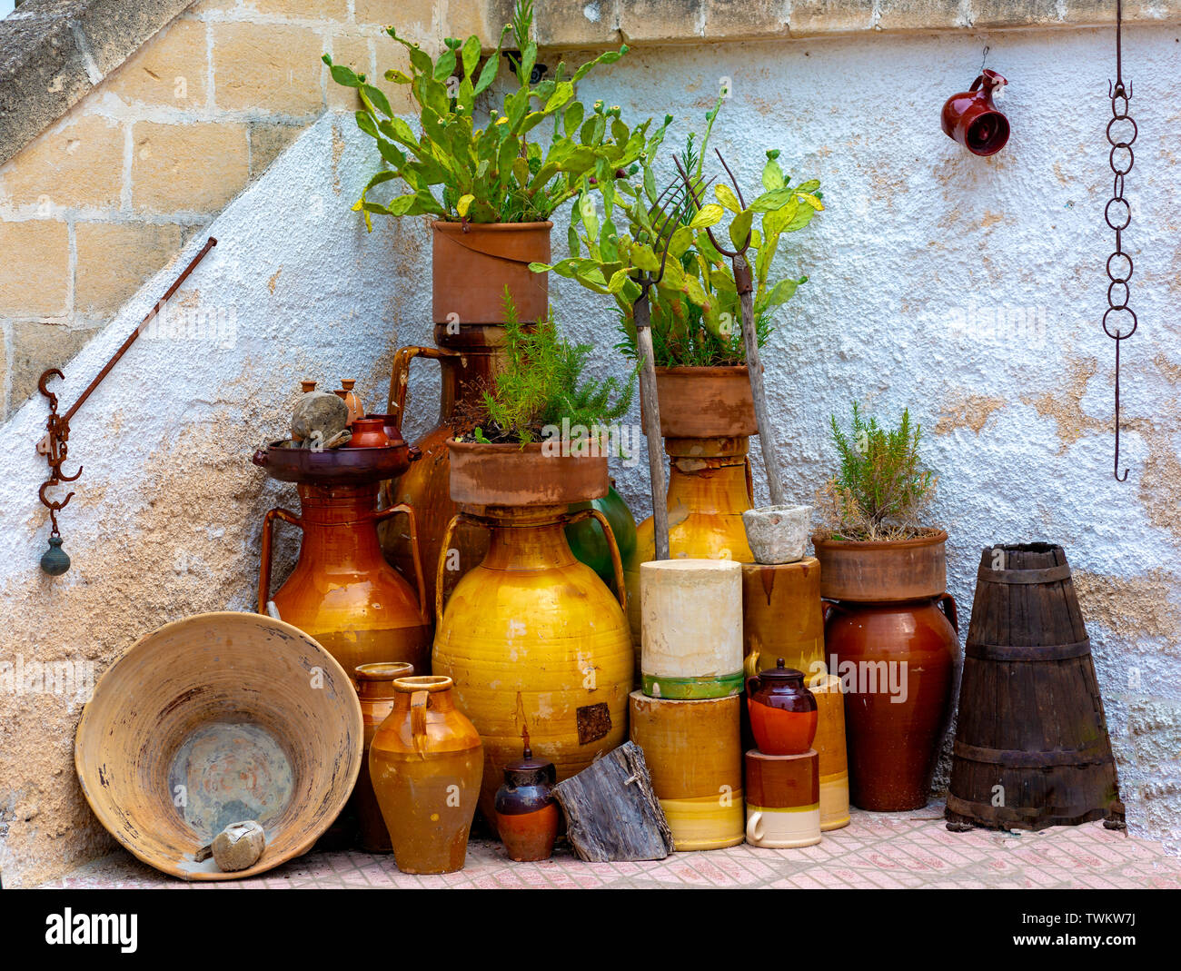 La città in provincia di Taranto Puglia, Italia meridionale, famosa per la ceramica artistica. Qui il suggestivo centro storico. Foto Stock