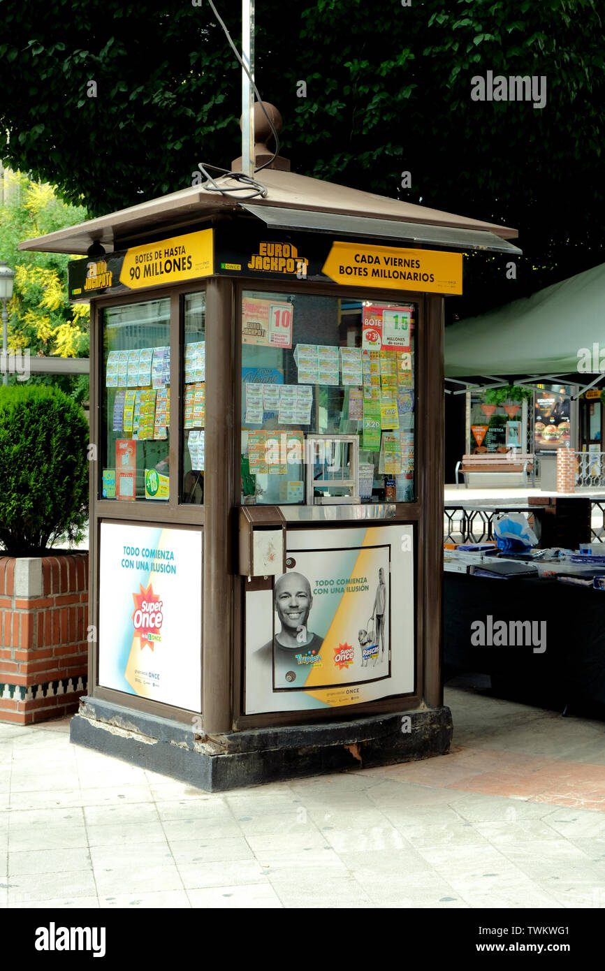 Biglietto della lotteria vending chiosco in Granada, Spagna; una volta: Organizzazione Nazionale per i ciechi in Spagna. Foto Stock