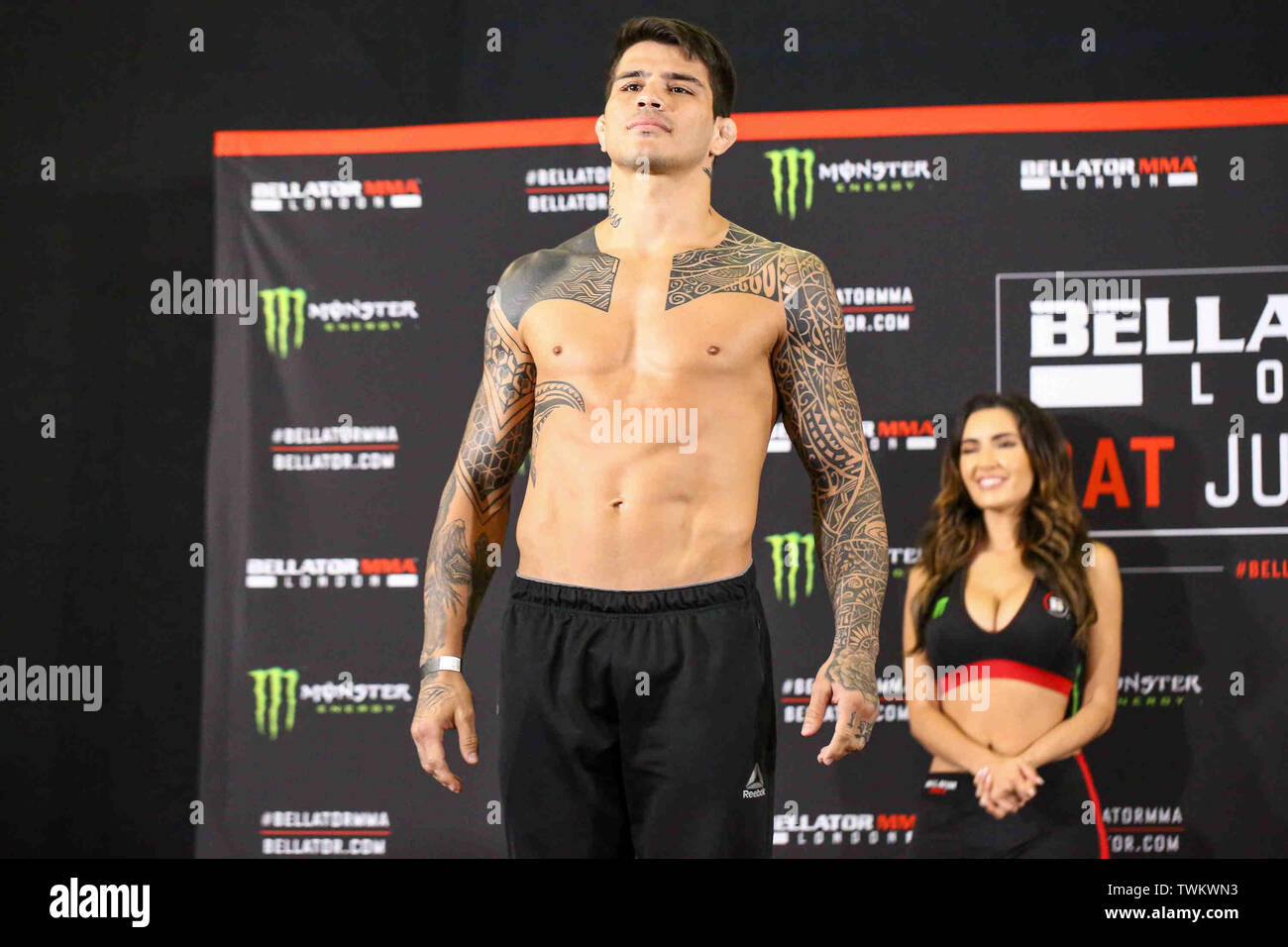 Londra, Regno Unito. Il 21 giugno 2019. Erick Silva prende per le scale a Bellator Londra: Mousasi vs. Lovato Jr.: cerimoniali pesare-INS Clayton Hotel Chiswick. Giugno 21, 2019 Dan-Cooke credito/Alamy Live News Foto Stock