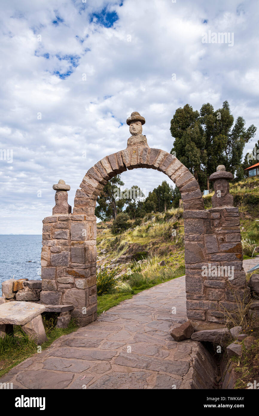 Saluti arch sull isola di Taquile sul Lago Titicaca, Perù, Sud America Foto Stock