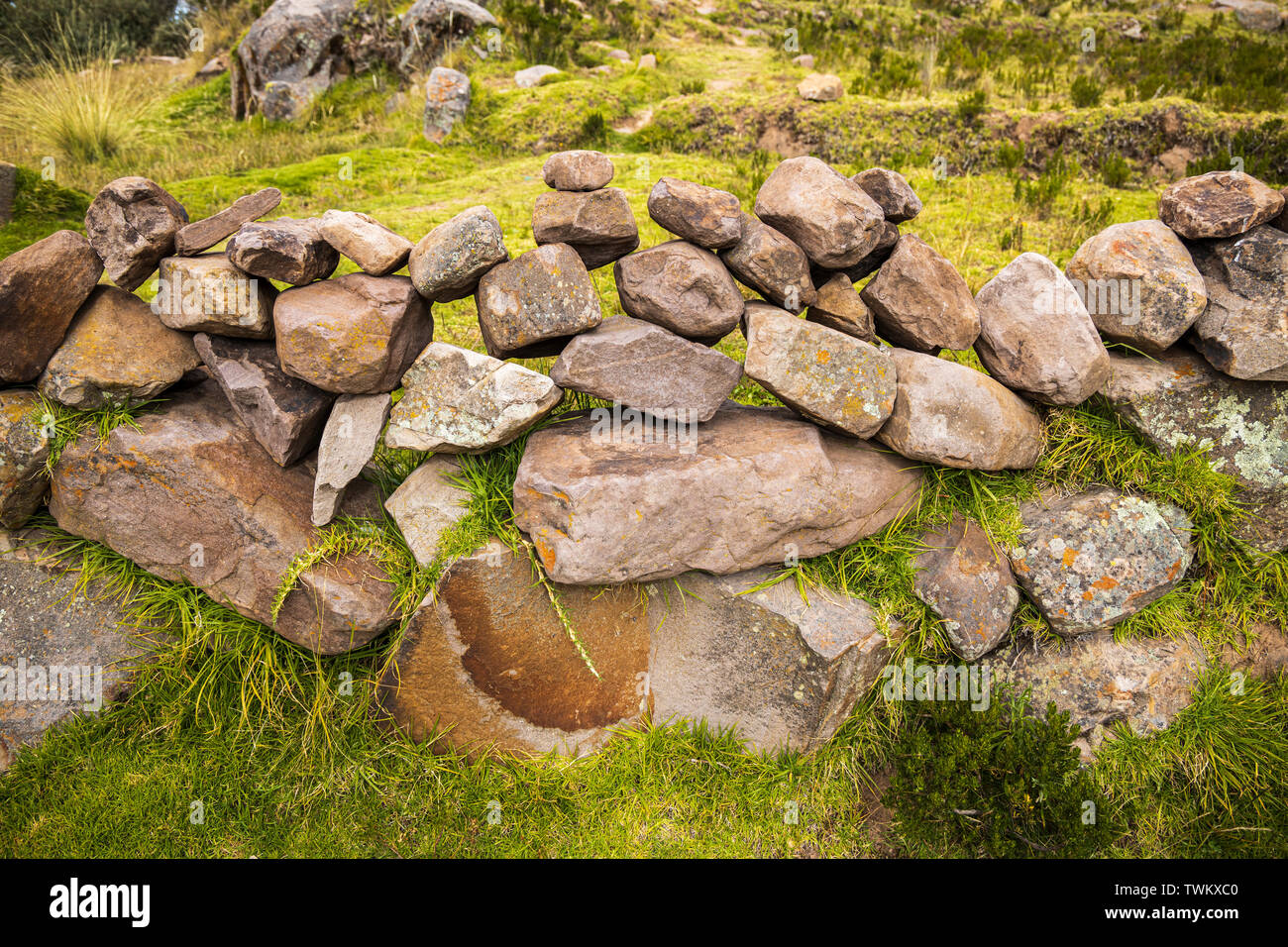 Secchi tipici muro di pietra a fianco di un percorso sulla isola di Taquile sul Lago Titicaca, Perù, Sud America Foto Stock