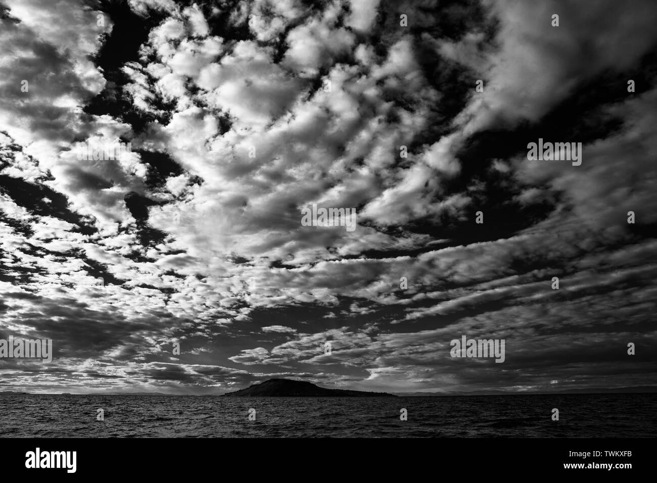 Spettacolari formazioni di nubi nel cielo sopra il lago Titicaca, Perù, Sud America Foto Stock