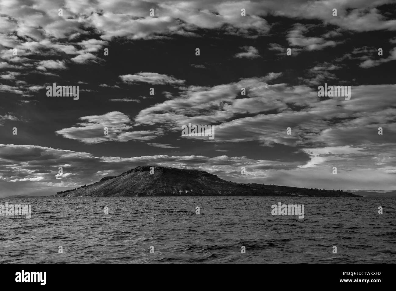 Spettacolari formazioni di nubi nel cielo sopra il lago Titicaca, Perù, Sud America Foto Stock