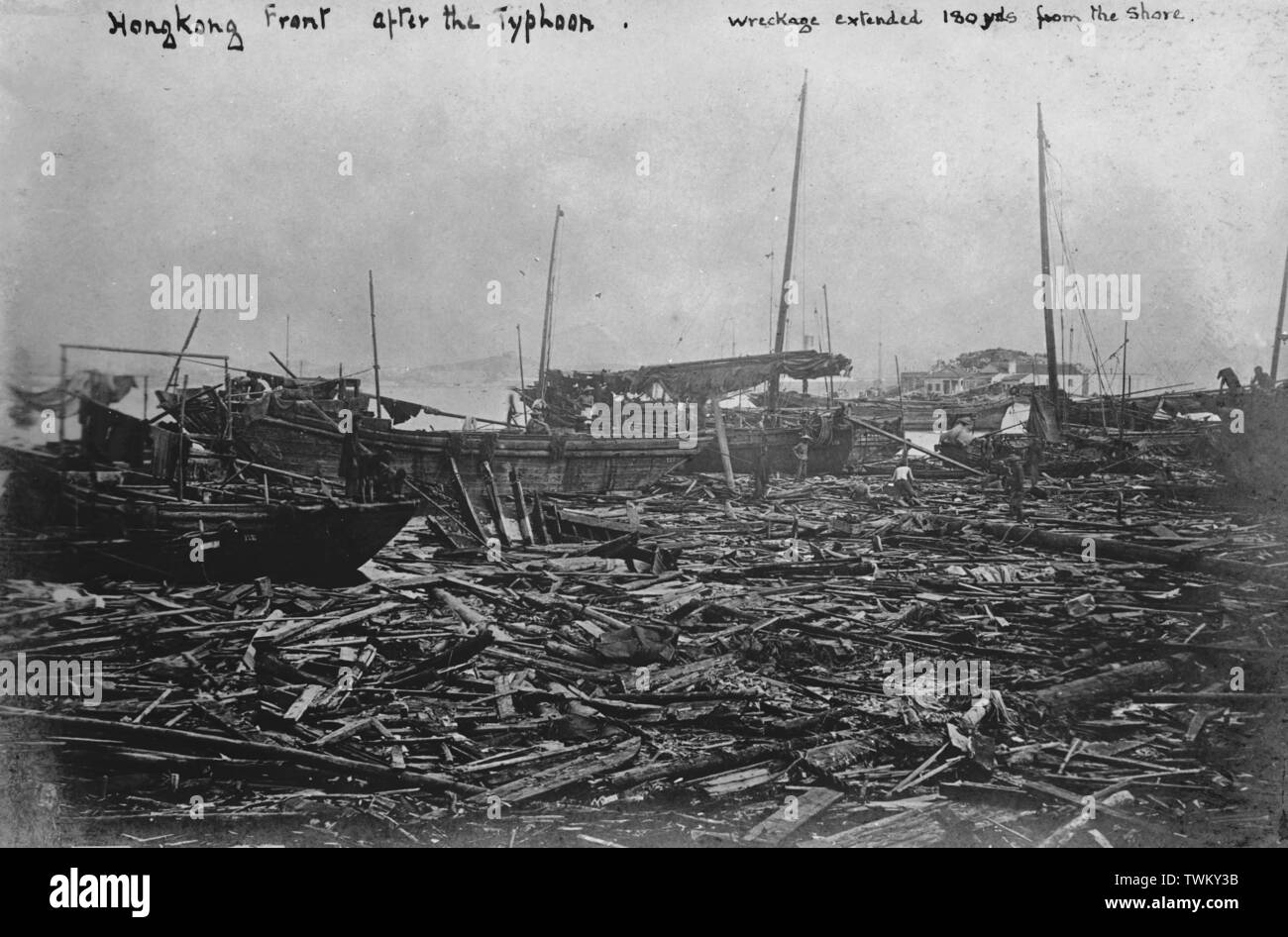 Conseguenze del 1906 Hong Kong typhoon, 18 settembre 1906. Fino a 10.000 persone hanno perso la loro vita con eccezione i danni causati al di là del porto e le coste nella colonia della Corona Britannica. Foto di Tony Henshaw Foto Stock