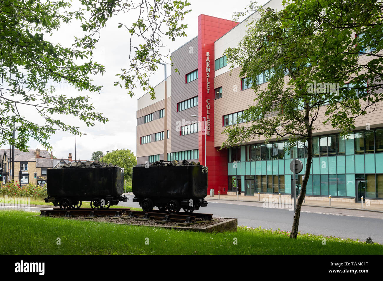 Vasche di carbone al di fuori di Barnsley College college principale edificio, antico mulino Campus, Barnsley, South Yorkshire, Inghilterra, Regno Unito Foto Stock