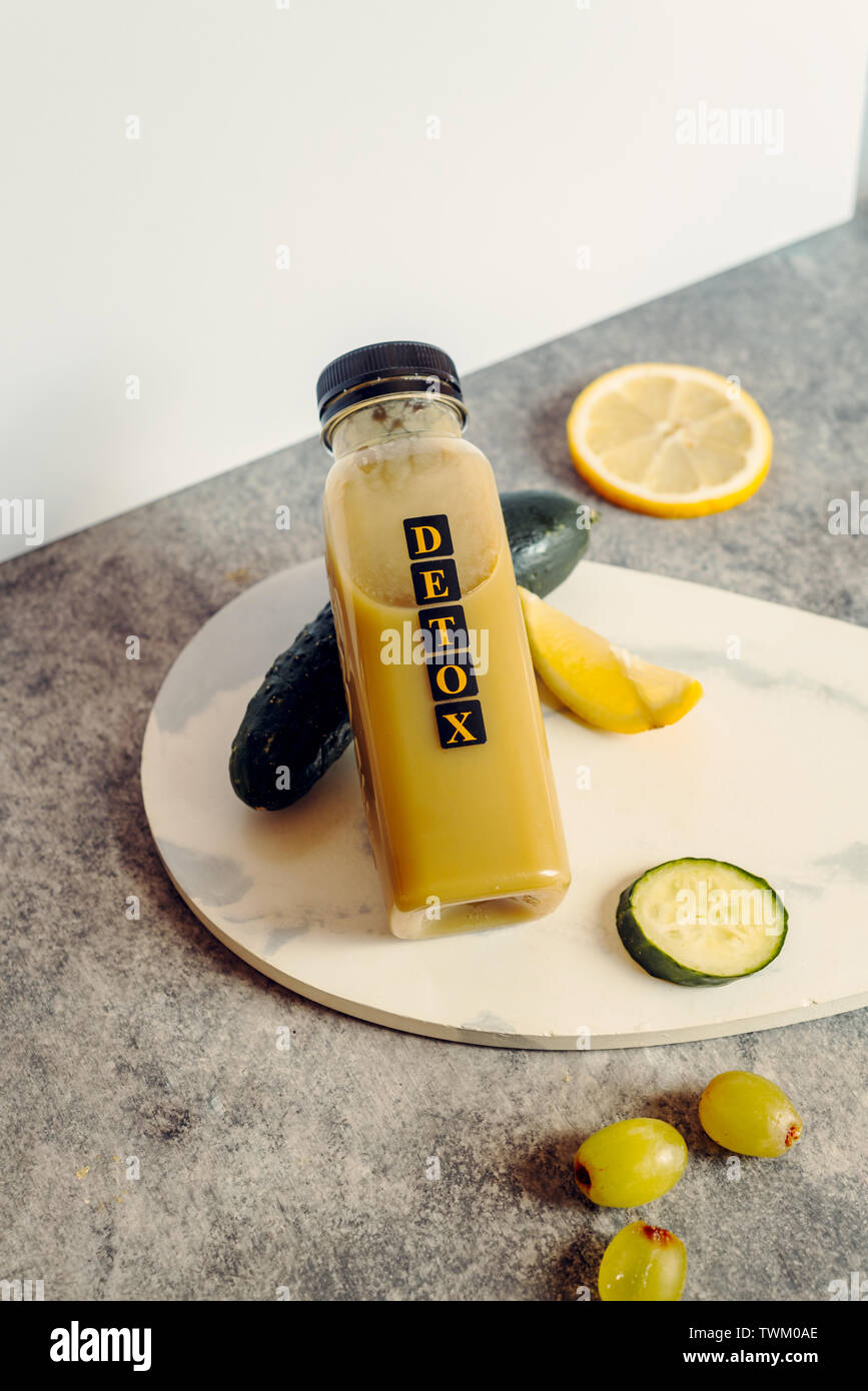 Detox cleanse drink concetto, verde frullato vegetale ingredienti. Naturale e biologico succo sano in bottiglia per la perdita di peso la dieta o giorno di digiuno. Cucum Foto Stock