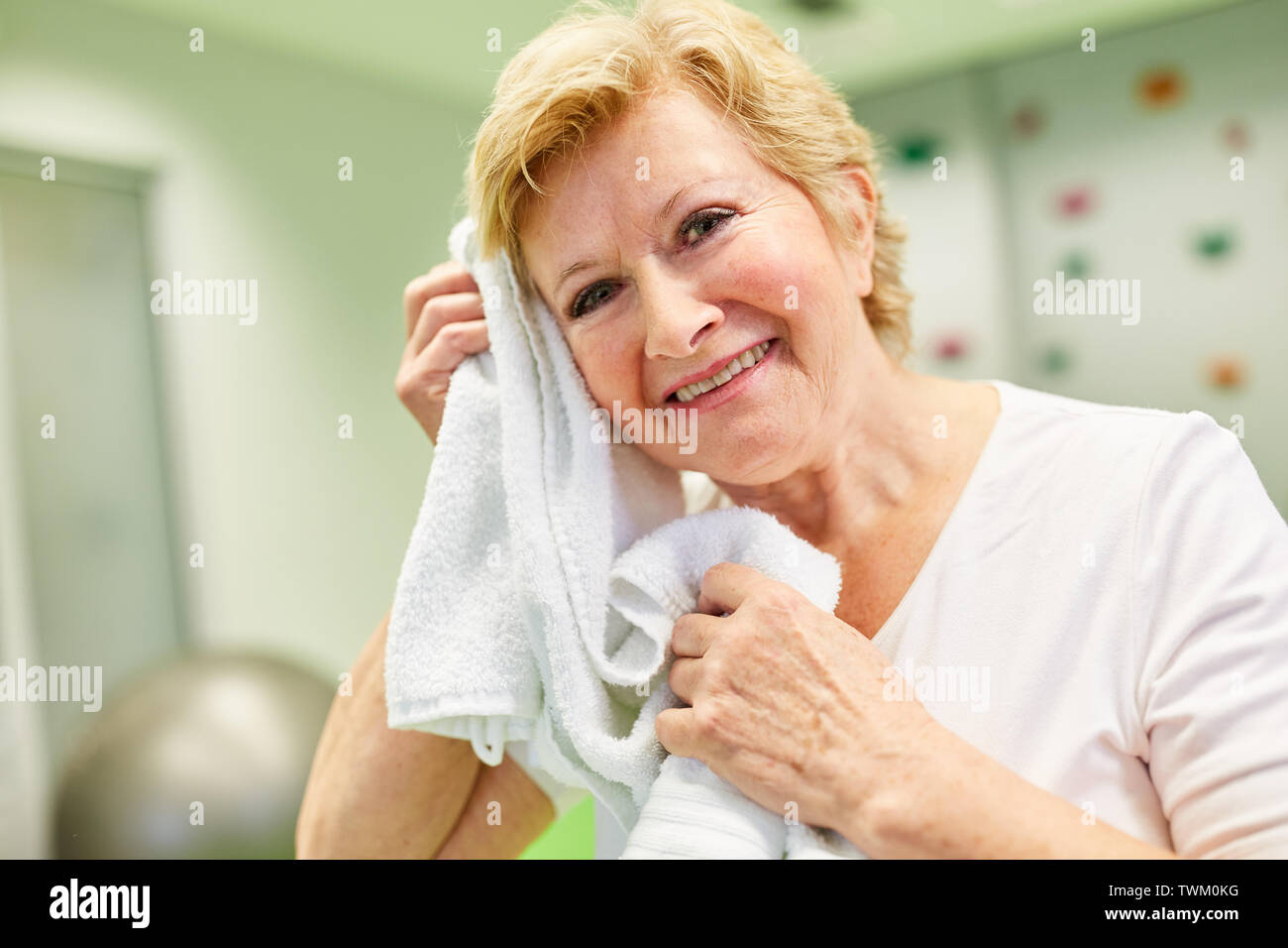 Donna, fitness e ritratto sorridono con asciugamano per asciugare sudore da  intenso allenamento, esercizio fisico o allenamento in palestra. Felice  femmina sportiva sorridente pronto per Foto stock - Alamy