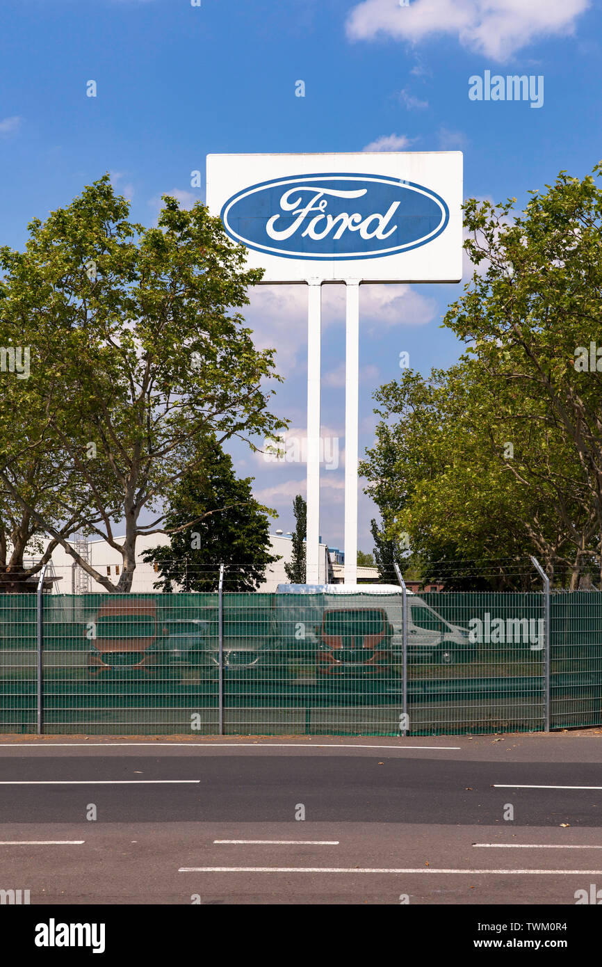 Grande pubblicità segno alla Ford fabbrica automobilistica nella contrada Niehl, Colonia, Germania. grosses Werbeschild an den Ford-Werken in Niehl, Foto Stock