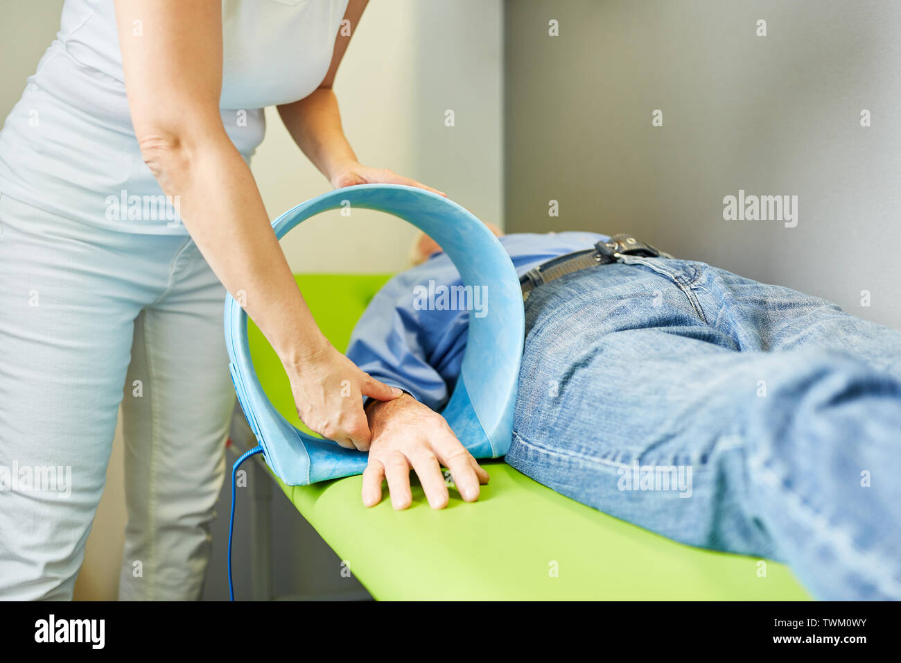 Il paziente riceve il trattamento per il dolore al polso con la terapia magnetica Foto Stock