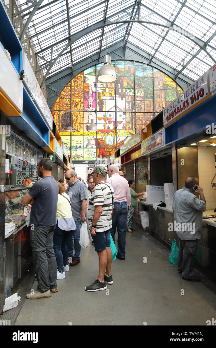 Interno della storica Mercado de Atarazanas, un tradizionale mercato con stand gastronomici e tapas bar nella città di Malaga, Spagna, Europa Foto Stock