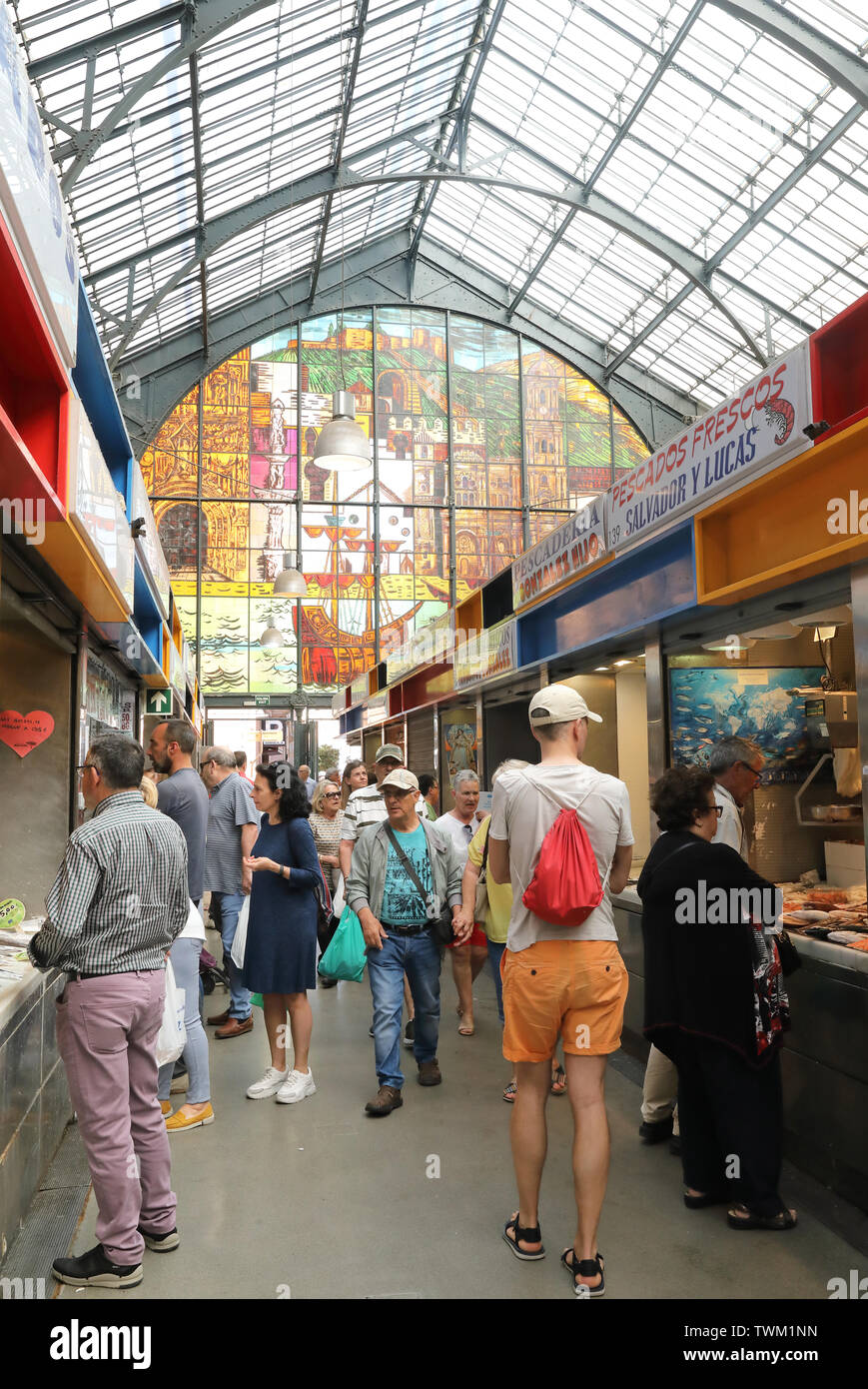 Interno della storica Mercado de Atarazanas, un tradizionale mercato con stand gastronomici e tapas bar nella città di Malaga, Spagna, Europa Foto Stock