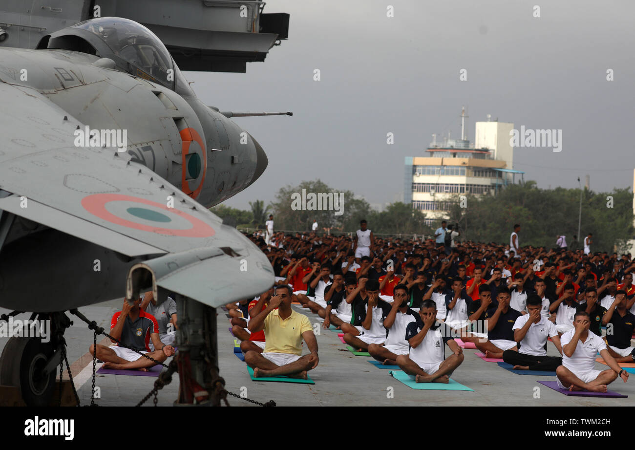 Mumbai, India. Il 21 giugno, 2019. Marina indiana personale di partecipare a una sessione di yoga sul ponte della smantellata portaerei INS Viraat, per contrassegnare la International Yoga giorno, in Mumbai, India, 21 giugno 2019. Credito: Stringer/Xinhua/Alamy Live News Foto Stock