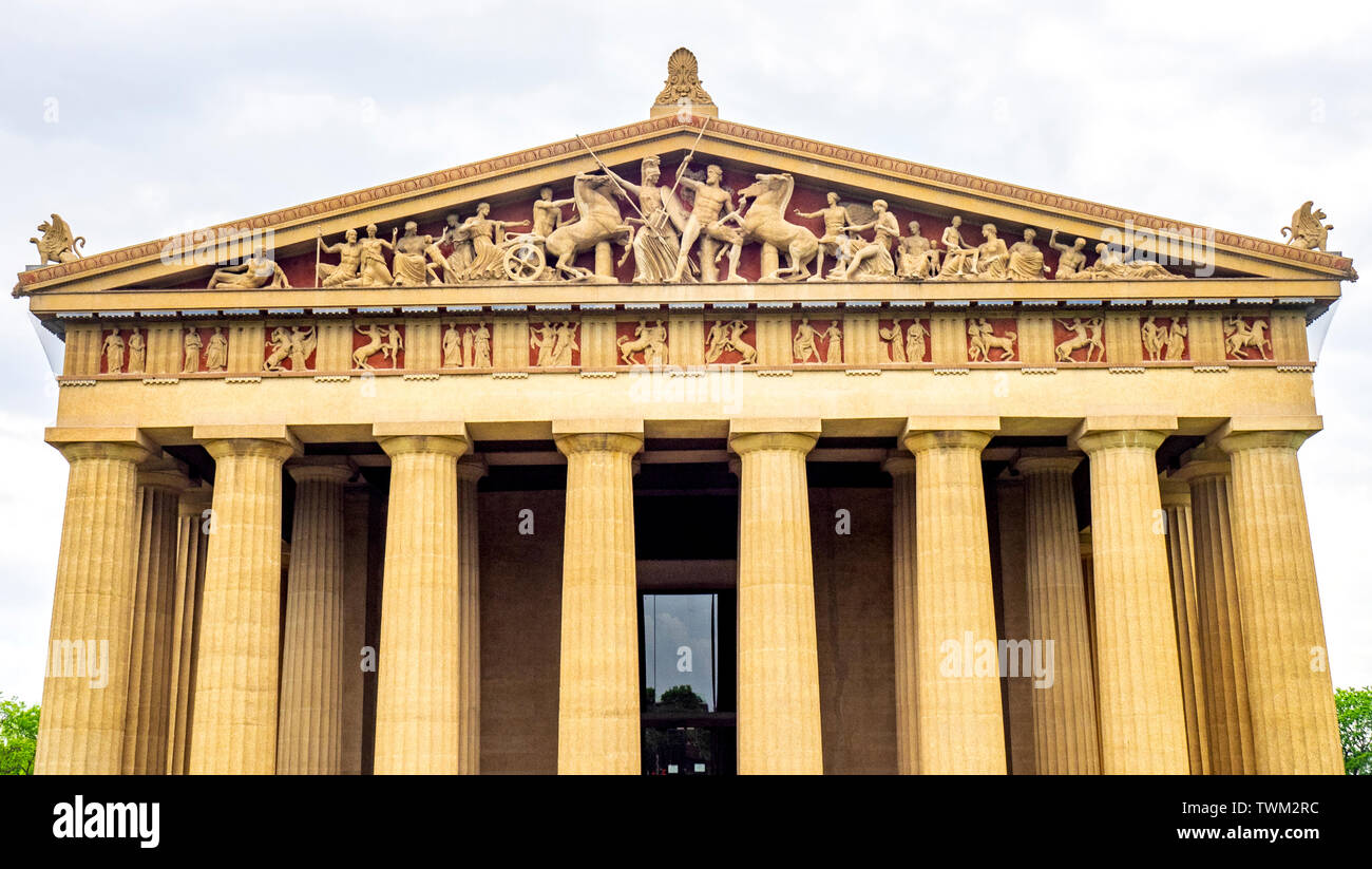 Pedimental sculture su scala piena replica del Partenone in Centennial Park Nashville Tennessee negli Stati Uniti. Foto Stock