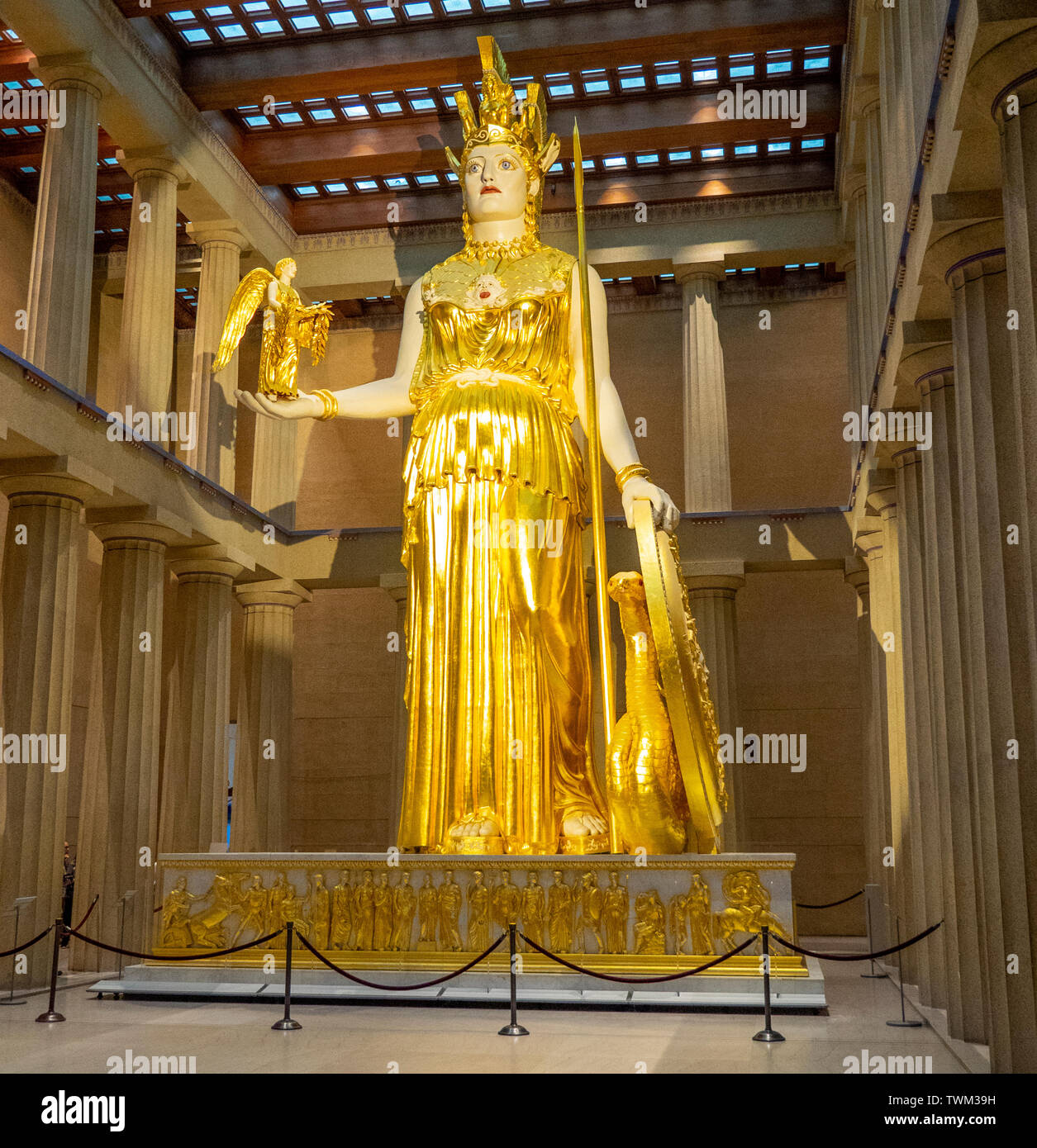 Scala piena di repliche di Athena Parthenos statua che tiene la statua della dea Nike all'interno del Partenone in Centennial Park Nashville Tennessee negli Stati Uniti. Foto Stock
