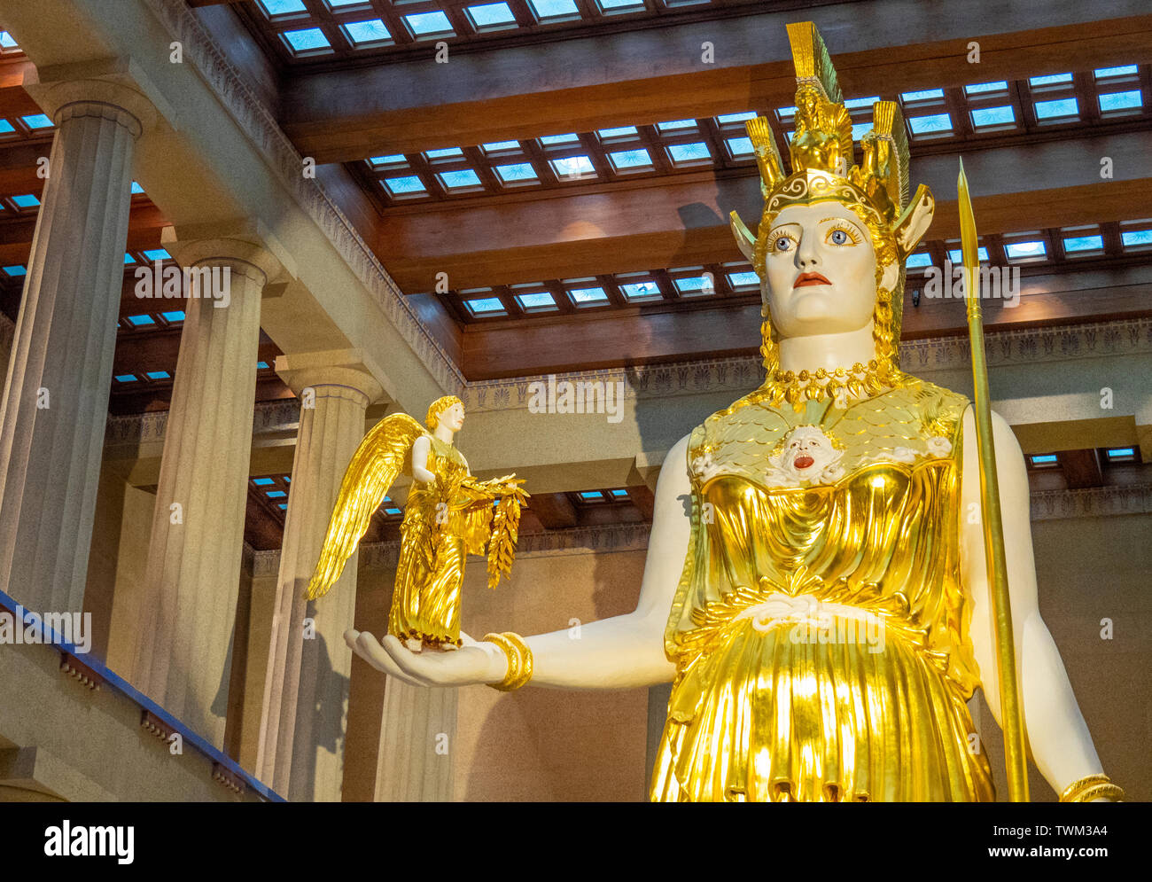 Scala piena di repliche di Athena Parthenos statua che tiene la statua della dea Nike all'interno del Partenone in Centennial Park Nashville Tennessee negli Stati Uniti. Foto Stock