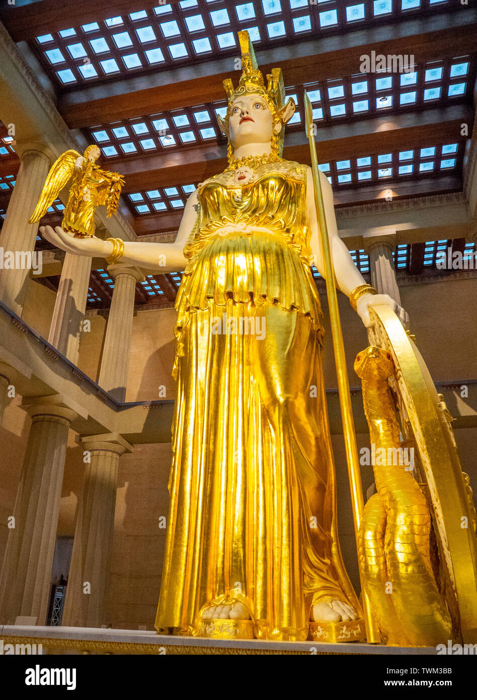 Scala piena di repliche di Athena Parthenos statua che tiene la statua della dea Nike all'interno del Partenone in Centennial Park Nashville Tennessee negli Stati Uniti. Foto Stock