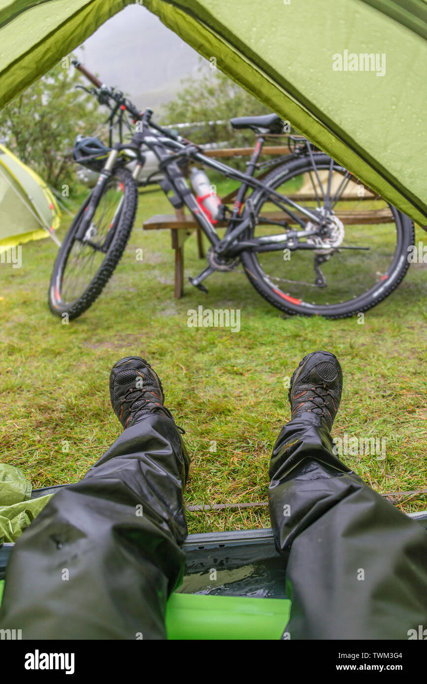 Wet scarpe da trekking in una tenda di fronte all mountain bike a rainy  Islanda, estate, dettagli, primo piano Foto stock - Alamy