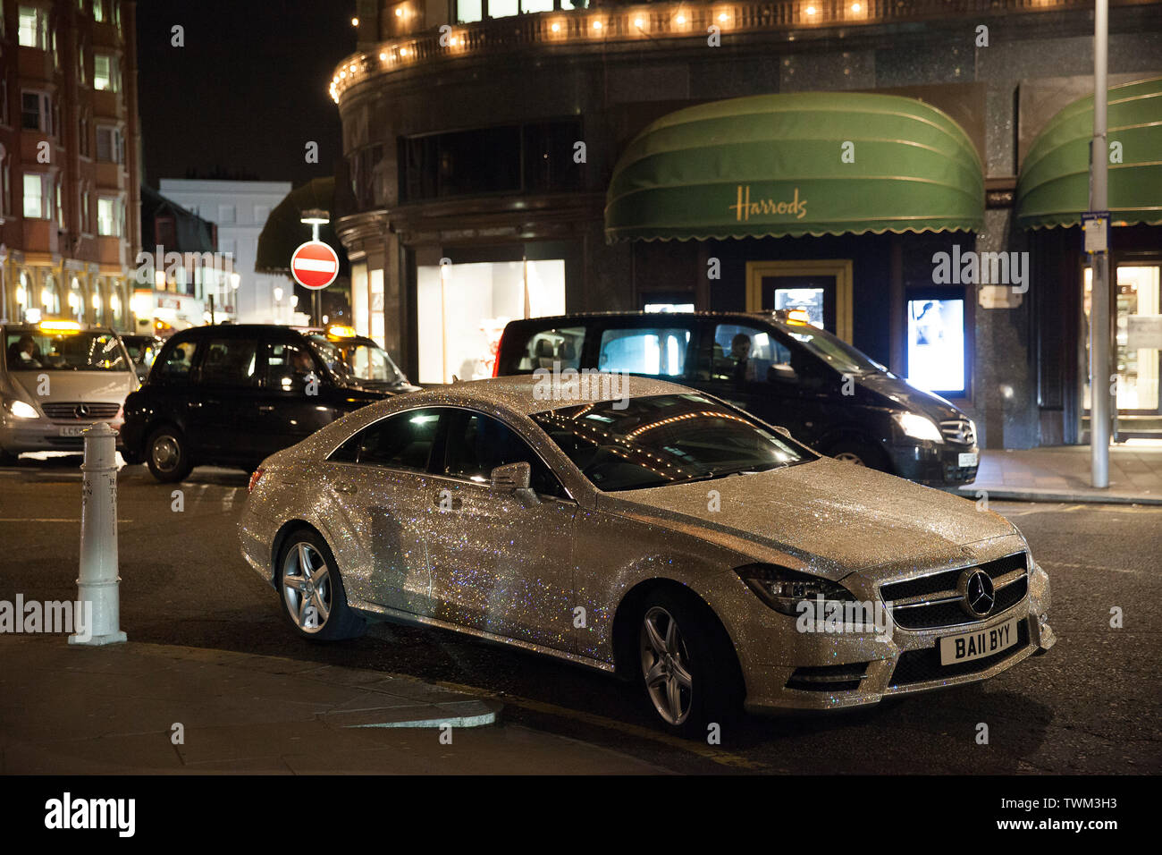 Jewell incrostati di Mercedes fuori i grandi magazzini Harrods Londra Foto Stock