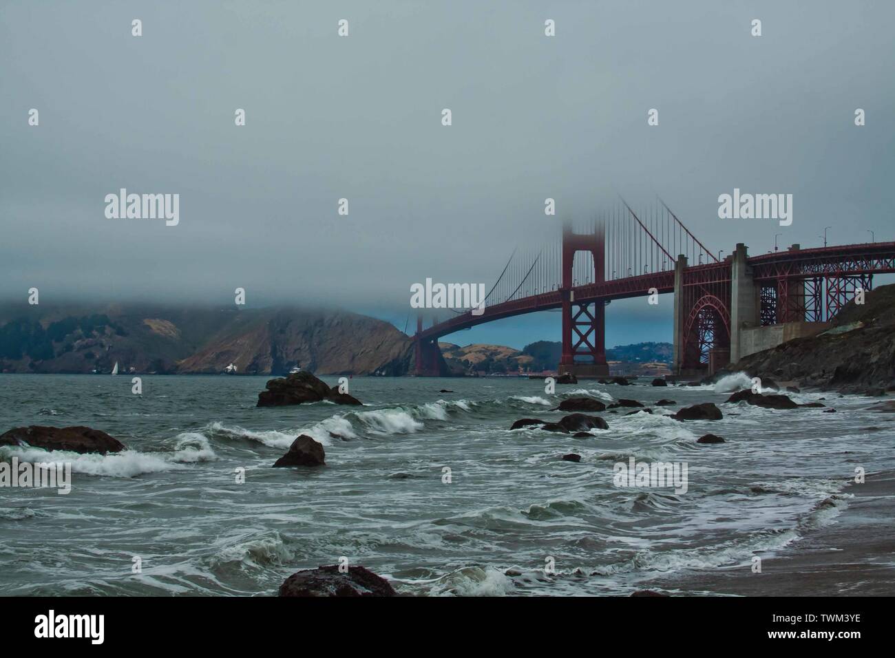 Il Golden Gate Bridge su un nebbioso giorno di estate in California Foto Stock