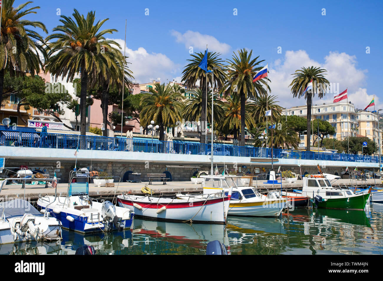 Lungomare del porto di San Remo, città portuale presso la costa ligure, Liguria, Italia Foto Stock