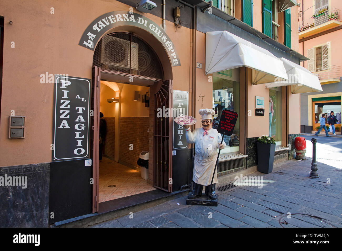 Cuoci Pizza utilizzati per un incentivo per la vendita ad una pizzeria, la città vecchia di San Remo, Riviera di Ponente, Liguria, Italia, Mare Mediterraneo, Europa Foto Stock