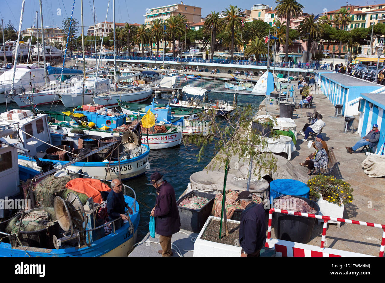 La pesca barche e yacht nel porto di San Remo, città portuale presso la costa ligure, Liguria, Italia Foto Stock