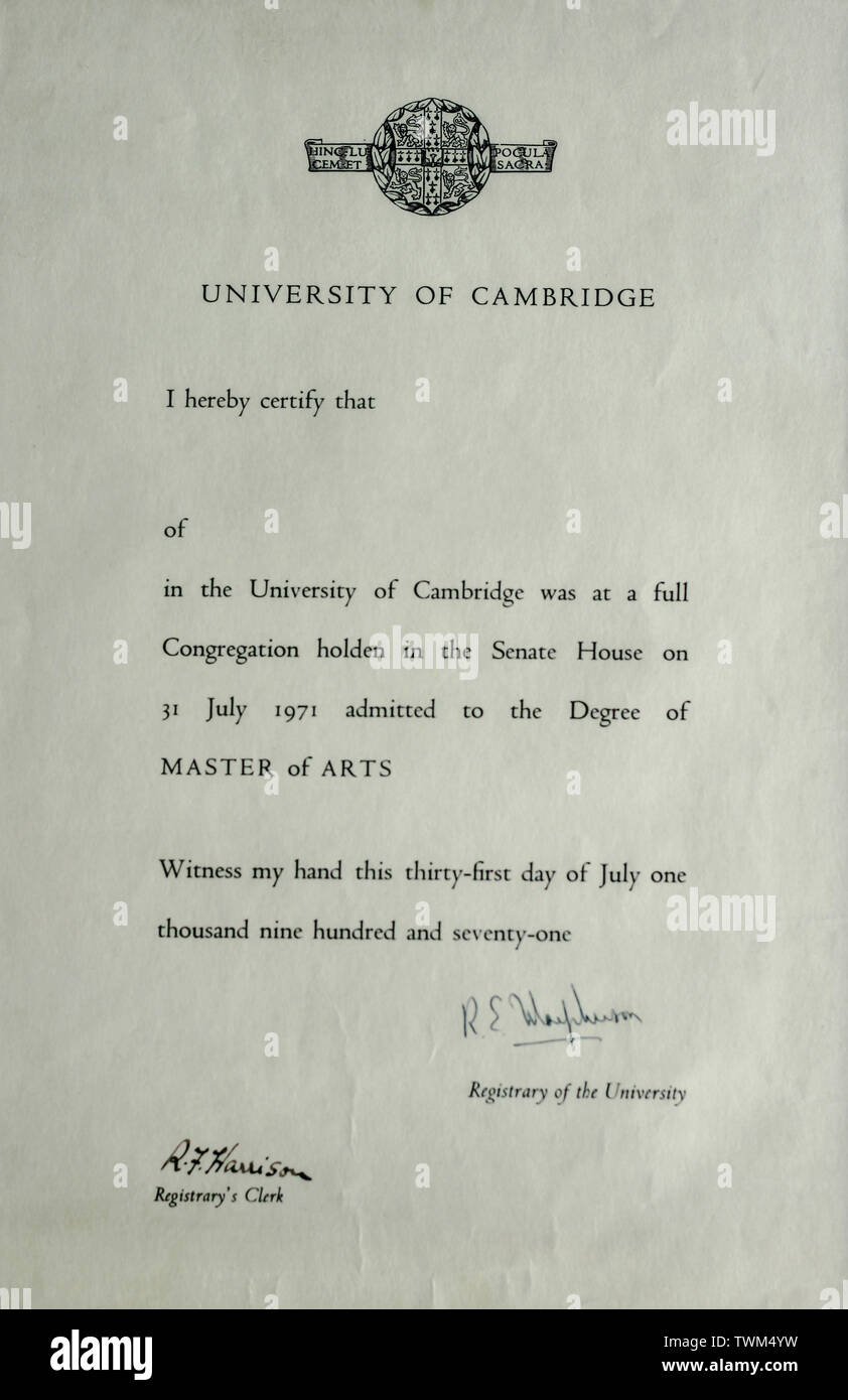 Il 31 luglio 1971, Inghilterra, Regno Unito. Certificato di conseguimento MA, Master of Arts in università di Cambridge. Senato, St John's College Foto Stock