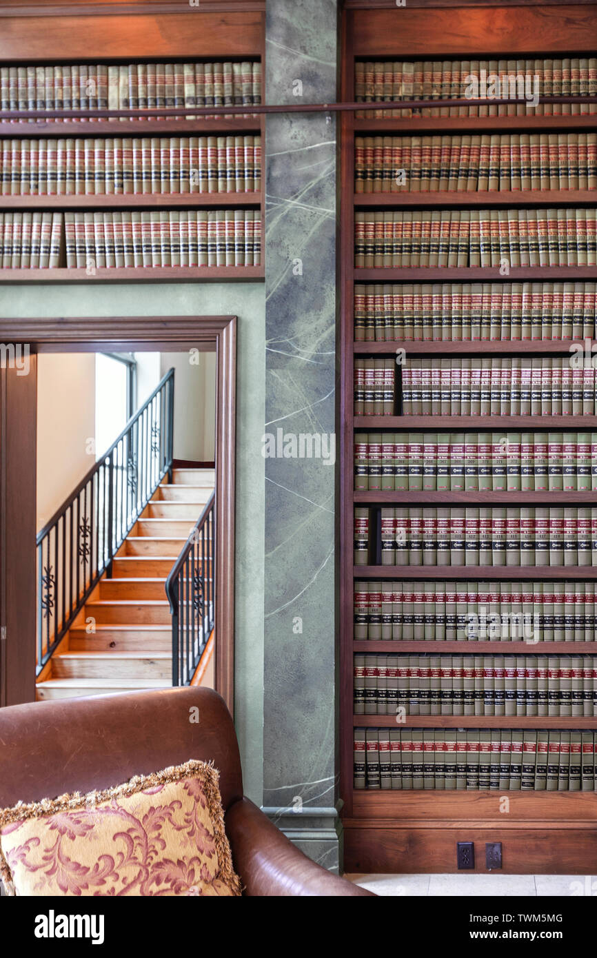 Una vista verticale di una biblioteca di diritto Foto Stock