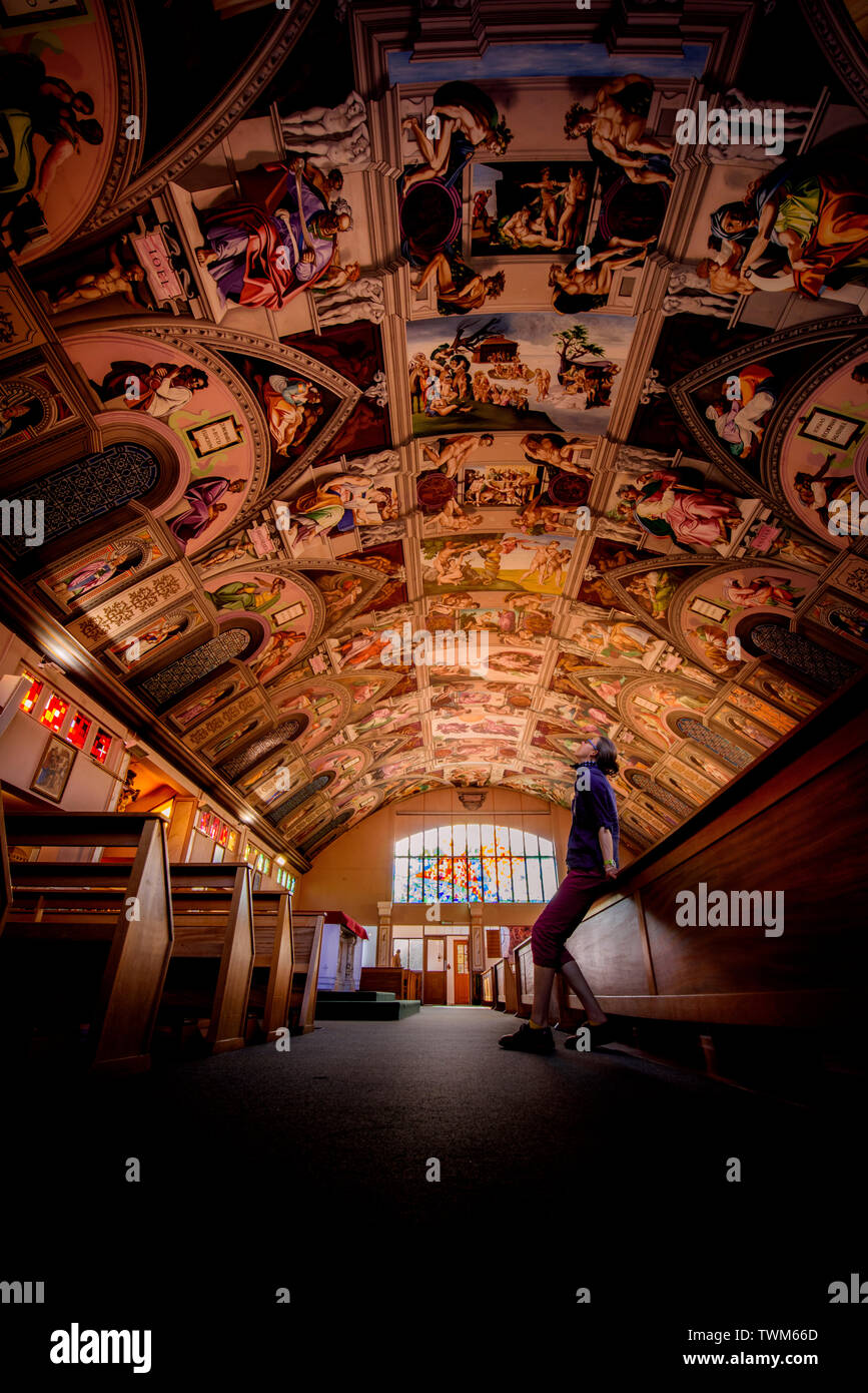 La scala 2/3 Cappella Sistina soffitto dipinto da Gary Bevans all'inglese martiri chiesa cattolica in Goring, West Sussex, Regno Unito Foto Stock