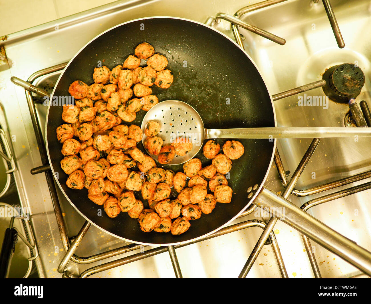 Cucinare polpette di carne Foto Stock Cucinare polpette di carne Foto Stock