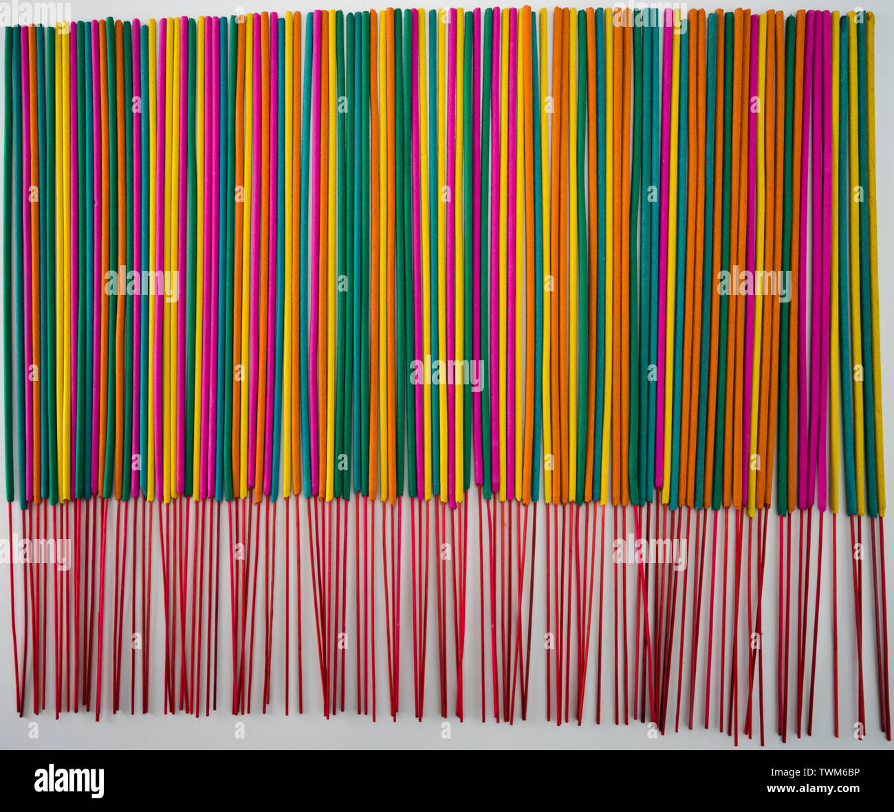 Colorato joss stick su sfondo bianco Foto Stock