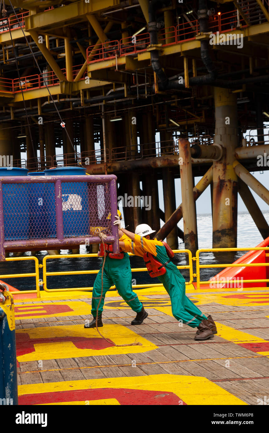 Lavoratore offshore lavorano sul ponte per il carico di merci Foto Stock